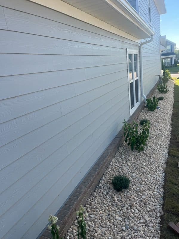 Gallery photos for Stunning Garden Makeover with White Stones and Mulch: Image #1