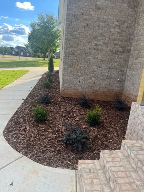 Gallery photos for Stunning Garden Makeover with White Stones and Mulch: Image #2